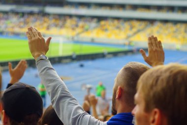 Futbol-futbol hayranları onların takım destek ve hedefi ile güzel gökyüzü. açık hava ile dolu stadyumda kutlamak-resim görüntü.