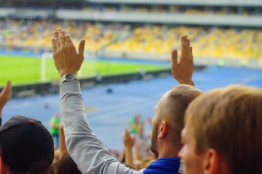 Futbol-futbol hayranları onların takım destek ve hedefi ile güzel gökyüzü. açık hava ile dolu stadyumda kutlamak-resim görüntü.
