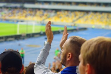 Futbol-futbol hayranları onların takım destek ve hedefi ile güzel gökyüzü. açık hava ile dolu stadyumda kutlamak-resim görüntü.