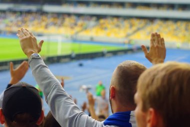 Futbol-futbol hayranları onların takım destek ve hedefi ile güzel gökyüzü. açık hava ile dolu stadyumda kutlamak-resim görüntü.