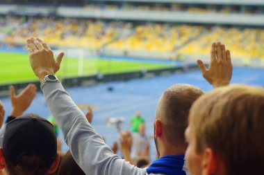 Futbol-futbol hayranları onların takım destek ve hedefi ile güzel gökyüzü. açık hava ile dolu stadyumda kutlamak-resim görüntü.