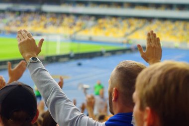Futbol-futbol hayranları onların takım destek ve hedefi ile güzel gökyüzü. açık hava ile dolu stadyumda kutlamak-resim görüntü.