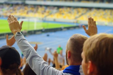 Futbol-futbol hayranları onların takım destek ve hedefi ile güzel gökyüzü. açık hava ile dolu stadyumda kutlamak-resim görüntü.