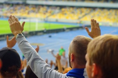 Futbol-futbol hayranları onların takım destek ve hedefi ile güzel gökyüzü. açık hava ile dolu stadyumda kutlamak-resim görüntü.