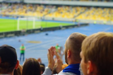 Futbol-futbol hayranları onların takım destek ve hedefi ile güzel gökyüzü. açık hava ile dolu stadyumda kutlamak-resim görüntü.