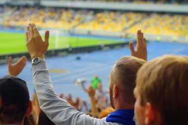 Futbol-futbol hayranları onların takım destek ve hedefi ile güzel gökyüzü. açık hava ile dolu stadyumda kutlamak-resim görüntü.