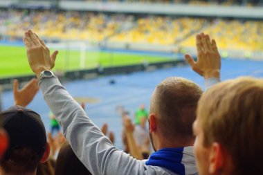 Futbol-futbol hayranları onların takım destek ve hedefi ile güzel gökyüzü. açık hava ile dolu stadyumda kutlamak-resim görüntü.