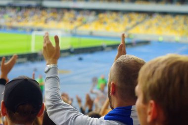 Futbol-futbol hayranları onların takım destek ve hedefi ile güzel gökyüzü. açık hava ile dolu stadyumda kutlamak-resim görüntü.