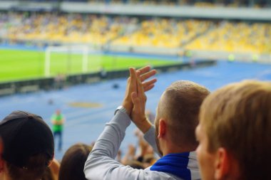 Futbol-futbol hayranları onların takım destek ve hedefi ile güzel gökyüzü. açık hava ile dolu stadyumda kutlamak-resim görüntü.