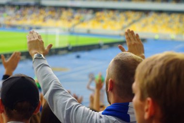 Futbol-futbol hayranları onların takım destek ve hedefi ile güzel gökyüzü. açık hava ile dolu stadyumda kutlamak-resim görüntü.