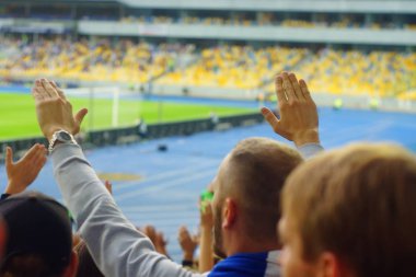 Futbol-futbol hayranları onların takım destek ve hedefi ile güzel gökyüzü. açık hava ile dolu stadyumda kutlamak-resim görüntü.