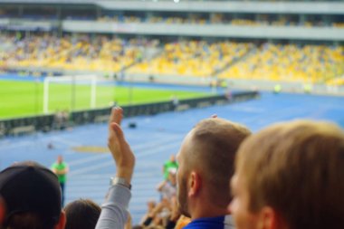 Futbol-futbol hayranları onların takım destek ve hedefi ile güzel gökyüzü. açık hava ile dolu stadyumda kutlamak-resim görüntü.