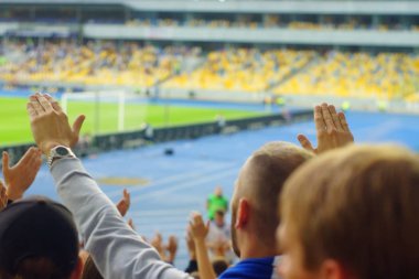 Futbol-futbol hayranları onların takım destek ve hedefi ile güzel gökyüzü. açık hava ile dolu stadyumda kutlamak-resim görüntü.