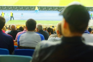 Futbol-futbol hayranları onların takım destek ve hedefi ile güzel gökyüzü. açık hava ile dolu stadyumda kutlamak-resim görüntü.