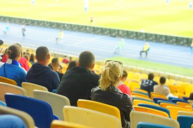 Futbol-futbol hayranları onların takım destek ve hedefi ile güzel gökyüzü. açık hava ile dolu stadyumda kutlamak-resim görüntü.