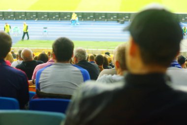 Futbol-futbol hayranları onların takım destek ve hedefi ile güzel gökyüzü. açık hava ile dolu stadyumda kutlamak-resim görüntü.