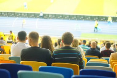 Futbol-futbol hayranları onların takım destek ve hedefi ile güzel gökyüzü. açık hava ile dolu stadyumda kutlamak-resim görüntü.