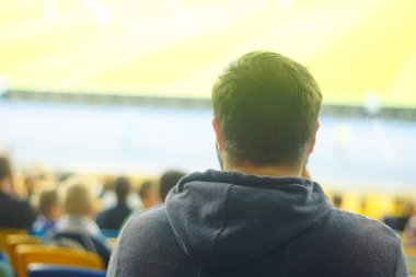Futbol-futbol hayranları onların takım destek ve hedefi ile güzel gökyüzü. açık hava ile dolu stadyumda kutlamak-resim görüntü.