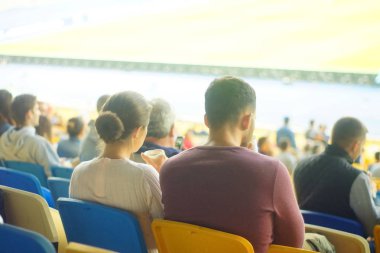 Futbol-futbol hayranları onların takım destek ve hedefi ile güzel gökyüzü. açık hava ile dolu stadyumda kutlamak-resim görüntü.