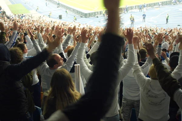 Futbol-futbol hayranları onların takım destek ve hedefi ile güzel gökyüzü. açık hava ile dolu stadyumda kutlamak-resim görüntü. — Stok fotoğraf