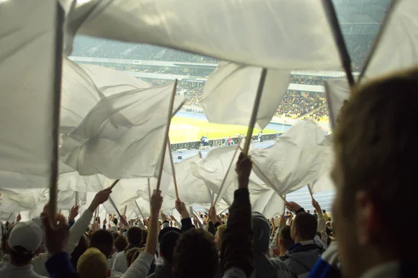 Fussball-Fans unterstützen ihre Mannschaft und feiern Tor im vollen Stadion unter freiem Himmel mit schönem Sky- Blur-Bild. — Stockfoto