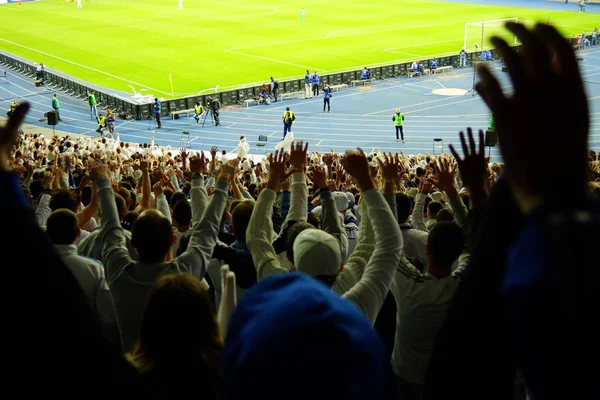 Football les fans de football soutiennent leur équipe et célèbrent le but en plein stade en plein air avec un beau ciel. . — Photo