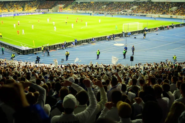 Fotbal - fanii fotbalului își susțin echipa și sărbătoresc golul pe stadion complet, cu aer liber, cu un cer frumos. . — Fotografie, imagine de stoc