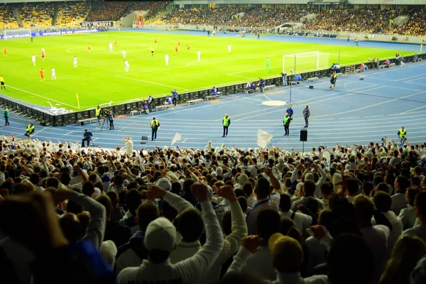 Fussball-Fans unterstützen ihre Mannschaft und feiern Tor im vollen Stadion unter freiem Himmel mit schönem Sky- Blur-Bild. — Stockfoto