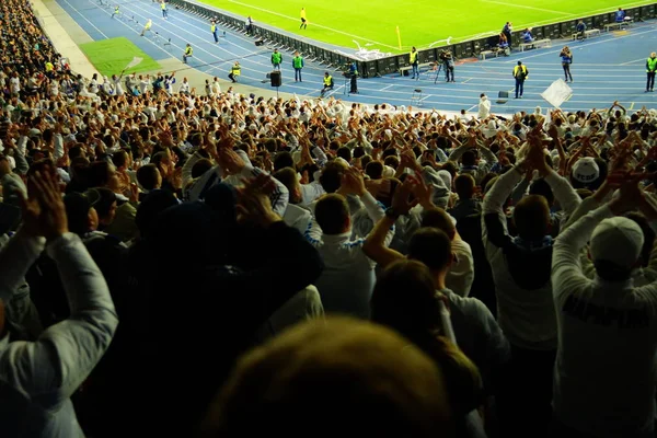 Futebol- fãs de futebol apoiar sua equipe e comemorar o gol em estádio completo com ar livre com imagem agradável sky.-blur . — Fotografia de Stock