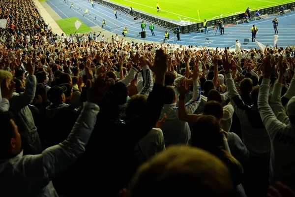 Piłka nożna-Piłka nożna fanów ich zespół wsparcia i świętować cel w pełnym stadionie z otwartym powietrzu z ładne nieba.-rozmycie obrazu. — Zdjęcie stockowe
