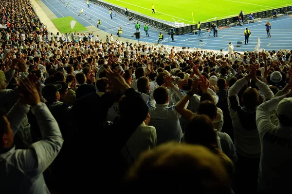 Football les fans de football soutiennent leur équipe et célèbrent le but en plein stade en plein air avec un beau ciel. . — Photo