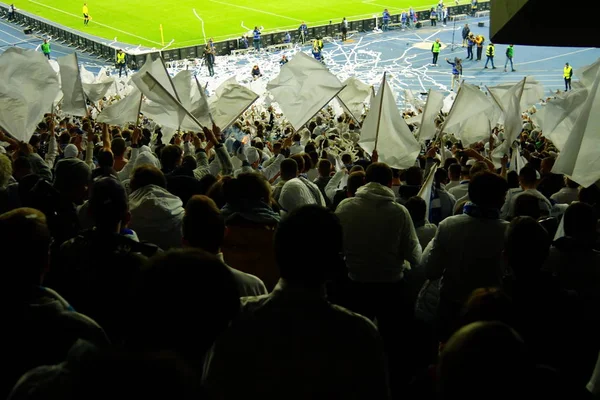 Los fanáticos del fútbol apoyan a su equipo y celebran el gol en el estadio completo al aire libre con un bonito cielo. . — Foto de Stock