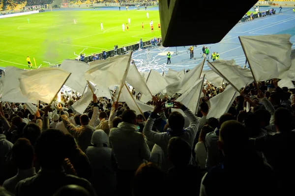 Futbol-futbol hayranları onların takım destek ve hedefi ile güzel gökyüzü. açık hava ile dolu stadyumda kutlamak-resim görüntü.