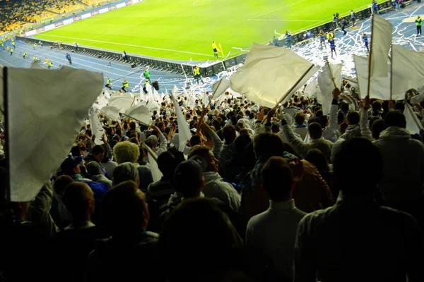 Los fanáticos del fútbol apoyan a su equipo y celebran el gol en el estadio completo al aire libre con un bonito cielo. . —  Fotos de Stock