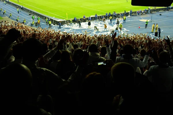 Football les fans de football soutiennent leur équipe et célèbrent le but en plein stade en plein air avec un beau ciel. . — Photo