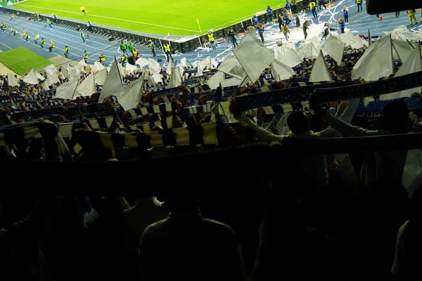 Futbol-futbol hayranları onların takım destek ve hedefi ile güzel gökyüzü. açık hava ile dolu stadyumda kutlamak-resim görüntü.