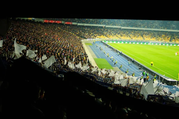 Los fanáticos del fútbol apoyan a su equipo y celebran el gol en el estadio completo al aire libre con un bonito cielo. . — Foto de Stock