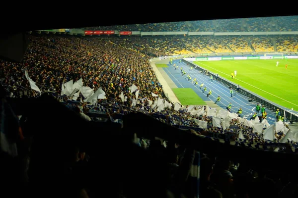 Los fanáticos del fútbol apoyan a su equipo y celebran el gol en el estadio completo al aire libre con un bonito cielo. . — Foto de Stock