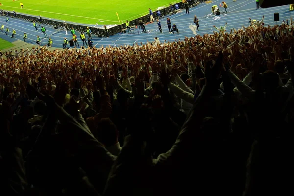 サッカー サッカー ファン彼らのチームをサポートし、素敵な空とオープンエアで完全スタジアムでゴールを祝う-画像をぼかし. — ストック写真