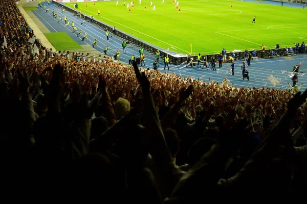 Futbol-futbol hayranları onların takım destek ve hedefi ile güzel gökyüzü. açık hava ile dolu stadyumda kutlamak-resim görüntü.