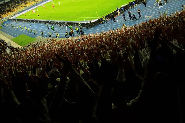 Los fanáticos del fútbol apoyan a su equipo y celebran el gol en el estadio completo al aire libre con un bonito cielo. . — Foto de Stock