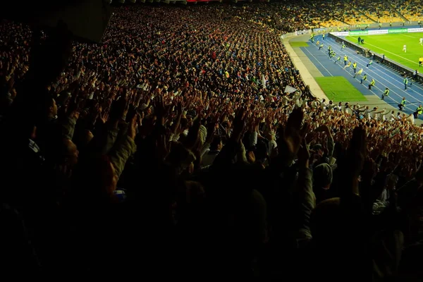 Piłka nożna-Piłka nożna fanów ich zespół wsparcia i świętować cel w pełnym stadionie z otwartym powietrzu z ładne nieba.-rozmycie obrazu. — Zdjęcie stockowe