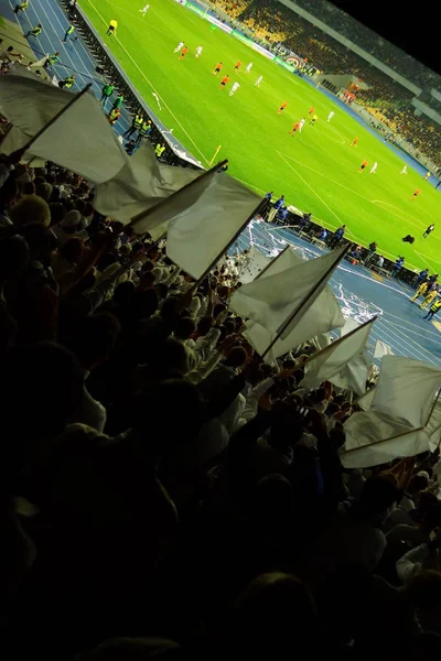 Los fanáticos del fútbol apoyan a su equipo y celebran el gol en el estadio completo al aire libre con un bonito cielo. . — Foto de Stock