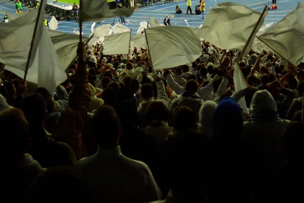 Futball-foci rajongók támogatja a csapat, és ünnepelni a cél a teljes stadion, a szabadban, a szép eget.-elmosódott kép. — Stock Fotó