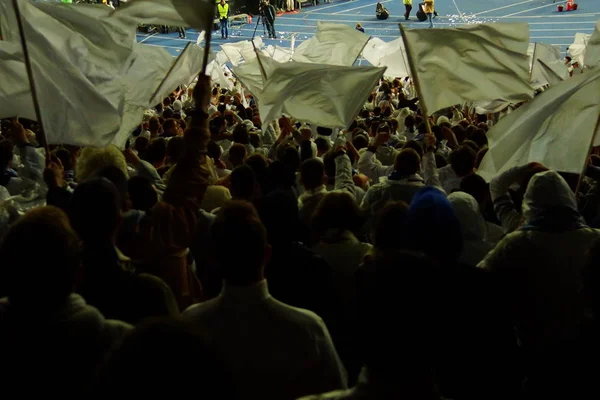 I tifosi di calcio sostengono la loro squadra e celebrano il gol in pieno stadio all'aperto con un bel cielo. . — Foto Stock