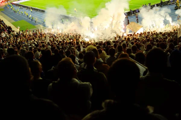 Futbol-futbol hayranları onların takım destek ve hedefi ile güzel gökyüzü. açık hava ile dolu stadyumda kutlamak-resim görüntü.