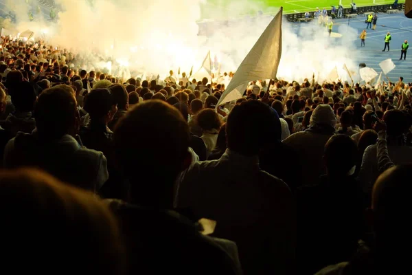 Futbol-futbol hayranları onların takım destek ve hedefi ile güzel gökyüzü. açık hava ile dolu stadyumda kutlamak-resim görüntü.