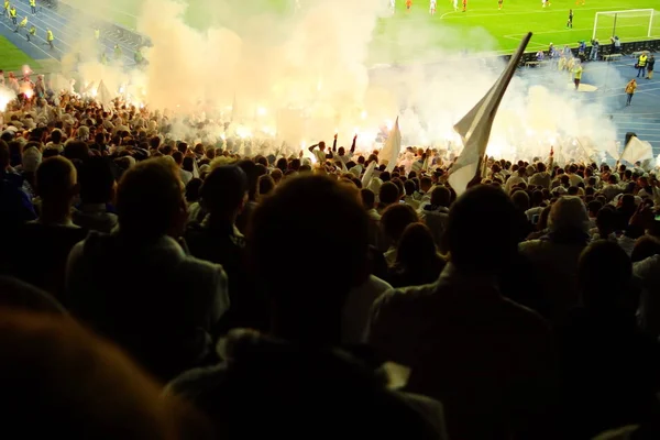 Football les fans de football soutiennent leur équipe et célèbrent le but en plein stade en plein air avec un beau ciel. . — Photo