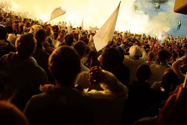 Los fanáticos del fútbol apoyan a su equipo y celebran el gol en el estadio completo al aire libre con un bonito cielo. . — Foto de Stock