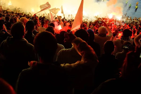 Los fanáticos del fútbol apoyan a su equipo y celebran el gol en el estadio completo al aire libre con un bonito cielo. . — Foto de Stock